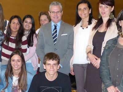 El alcalde entrega las becas a alumnos de Salou para su formación universitaria
