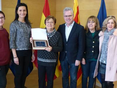 El alcalde entrega una placa a la profesora Ángeles Vidal con motivo de su jubilación
