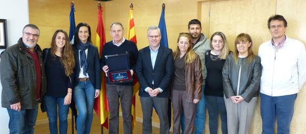 El alcalde entrega una placa al profesor del IES Jaume I Pablo Otal con motivo de su jubilación