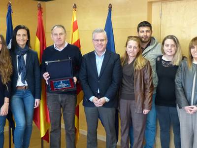 El alcalde entrega una placa al profesor del IES Jaume I Pablo Otal con motivo de su jubilación