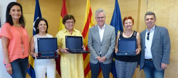 El alcalde entrega unas placas a tres profesores de la Escuela Elisabeth con motivo de su jubilación