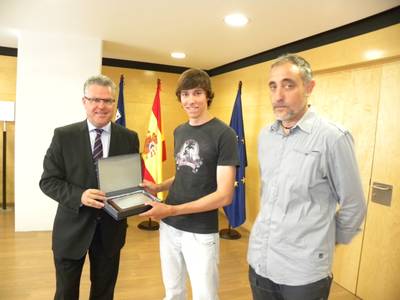 El alcalde felicita Kevin Vallverdú, el campeón de España Senior de láser