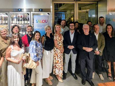 El alcalde ha entregado una réplica del monumento al rey Jaume I al director nacional de BTravel