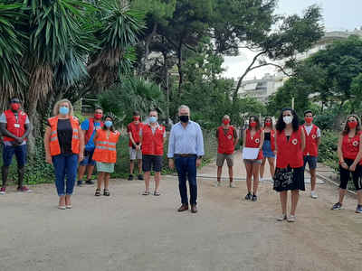 El alcalde Pere Granados agradece el compromiso del cuerpo de informadores y voluntarios de la Cruz Roja en la campaña de sensibilización sobre la COVID-19, dirigida a los jóvenes en espacios de ocio de Salou