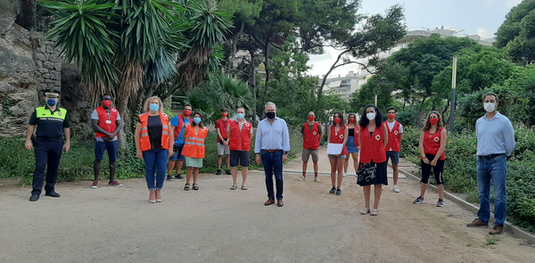 El alcalde Pere Granados agradece el compromiso del cuerpo de informadores y voluntarios de la Cruz Roja en la campaña de sensibilización sobre la COVID-19, dirigida a los jóvenes en espacios de ocio de Salou