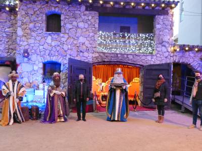 El alcalde Pere Granados entrega la Llave mágica de la Ciudad a Sus Majestades los Reyes Magos de Oriente, en el Campamento Real de la Masía Catalana de Salou