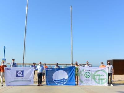 El alcalde Pere Granados iza las banderas que certifican la 'excelente' calidad de las playas de Salou