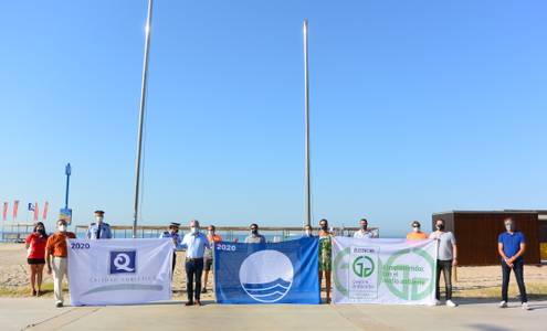El alcalde Pere Granados iza las banderas que certifican la 'excelente' calidad de las playas de Salou