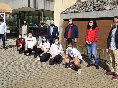 El alcalde Pere Granados se reúne con Cruz Roja Salou para conocer el nuevo proyecto Crajec, que ofrece talleres lúdicos y pedagógicos a niños de 6 a 8 años