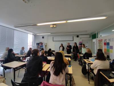 El alcalde Pere Granados visita el Centro de formación permanente Atenea de Salou