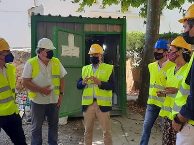 El alcalde Pere Granados visita las obras de restauración del Xalet Fort, el inmueble novecentista que acogerá una 'smart office' y será sede de la promoción económica y el comercio de Salou