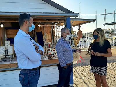 El alcalde Pere Granados visita los puestos del mercado de artesanía del Espigó del Moll de Salou