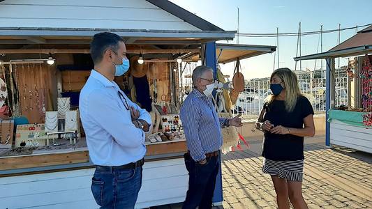 El alcalde Pere Granados visita los puestos del mercado de artesanía del Espigó del Moll de Salou