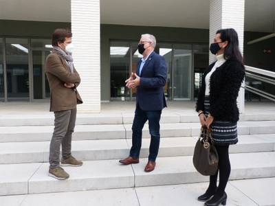 El alcalde Pere Granados y la concejala de Servicios Educativos, Julia Gómez, visitan la Escola Internacional del Camp (EIC)