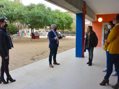 El alcalde Pere Granados y la concejala de Servicios Educativos, Julia Gómez, visitan la Escuela Salou y felicitan al equipo directivo por la adaptación a las nuevas rutinas de funcionamiento