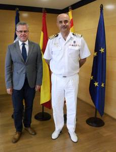 El alcalde recibe al nuevo comandante naval de Tarragona