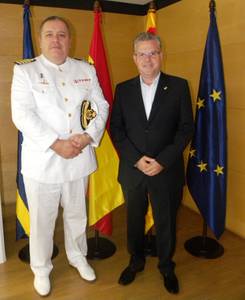 El alcalde recibe al nuevo comandante naval de Tarragona