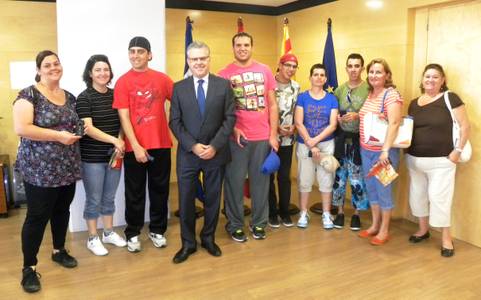 El alcalde recibe un grupo de jóvenes de la Asociación Caminaré 'de Gran Canaria