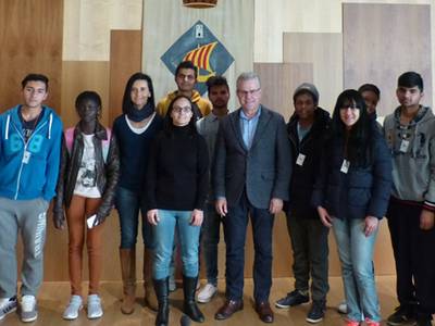 El alcalde recibe una veintena de alumnos recién llegados del IES Jaume I de Salou