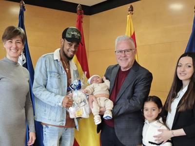 El alcalde saluda al primer bebé del año, Jenry Valdez Castellano