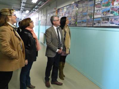 El alcalde visita la Escuela Salou durante el inicio de la semana cultural por su décimo aniversario