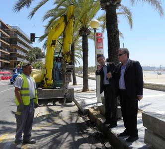 El alcalde visita las obras del Carril de Convivencia para peatones y ciclistas en el Paseo Miramar