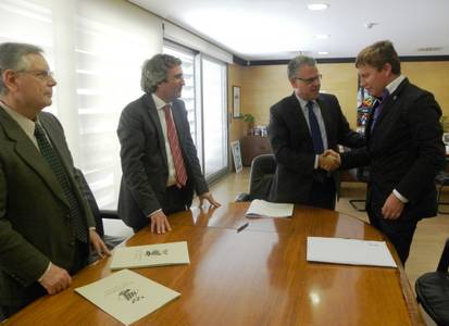 El alcalde y la propiedad del solar de la antigua Aduana firman el convenio para desbloquear la zona