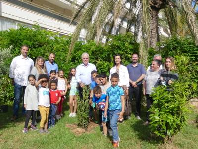 El alumnado del Dofí Màgic de Salou planta cuatro laureles, en el marco de la campaña ‘Un Árbol por Europa’