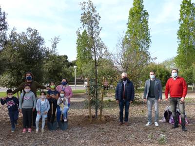 El alumnado del Dofí Màgic y la Unidad de Escolarización Compartida (UEC) de Salou plantan dos encinas en el marco de la campaña 'Un Árbol por Europa'