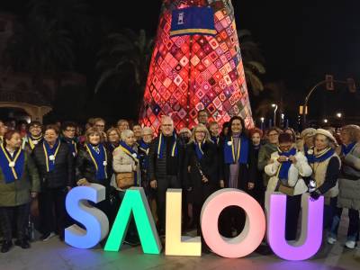 El árbol de ganchillo más alto de Cataluña ya brilla en la plaza Bonet de Salou