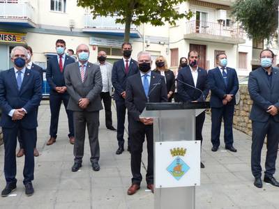 El Ayuntamiento de Salou celebra la Diada Nacional de Catalunya con la tradicional ofrenda floral al monumento de Rafael Casanova y la actuación del Ball de Bastons