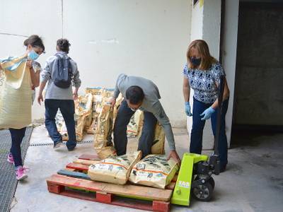 El Ayuntamiento de Salou dona 500 kg de pienso a las entidades animalistas del municipio para alimentar a las colonias felinas