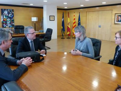 El ayuntamiento de Salou entrega un proyector al Centro de Asistencia Primaria