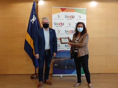 El Ayuntamiento de Salou entrega una placa a la profesora del Instituto Marta, Mata Llum Viruete, con motivo de su jubilación de la docencia