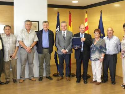 El Ayuntamiento de Salou entrega una placa al sacerdote Josep Mª Prats por su jubilación