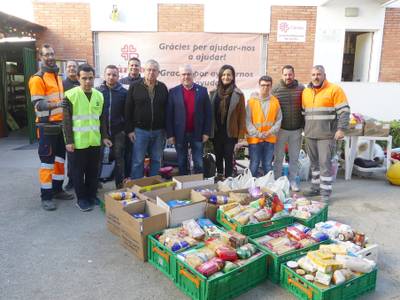 El Ayuntamiento de Salou entrega una tonelada de alimentos a Cáritas y Eluzai, recaudados en el Parc de Nadal Espai Xic’S