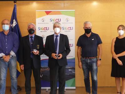 El Ayuntamiento de Salou homenajea a tres trabajadores/as por sus 25 años prestando servicio en la Administración Pública