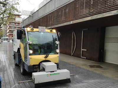El Ayuntamiento de Salou intensifica la desinfección con hidrolimpieza en puntos de la ciudad que registran un mayor tráfico de personas y servicios