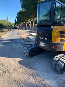 El Ayuntamiento de Salou lleva a cabo los trabajos de reparación de la acera en la Avenida del Batlle Pere Molas, para mejorar el acceso y la movilidad de las personas