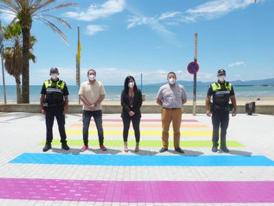 El Ayuntamiento de Salou pinta un paso de peatones en la calle Colón con los colores LGBTI, para reivindicar la diversidad