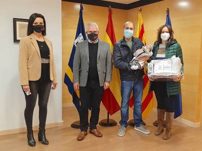 El Ayuntamiento de Salou recibe al primer bebé del año, Martín Cascón Perelló