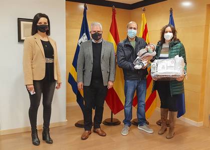 El Ayuntamiento de Salou recibe al primer bebé del año, Martín Cascón Perelló