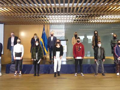 El Ayuntamiento de Salou reconoce el mérito y el esfuerzo de 10 estudiantes del municipio que han obtenido los mejores expedientes académicos, con la entrega de becas universitarias