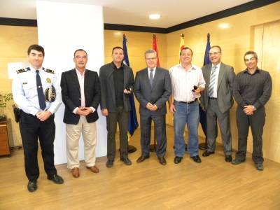 El Ayuntamiento de Salou reconoce la labor de dos funcionarios por los 25 años de servicio en el consistorio