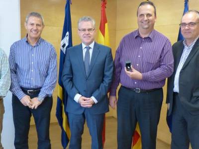 El Ayuntamiento de Salou reconoce los 25 años de trabajo en la administración de Ramon Maria París