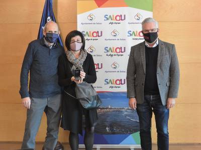 El Ayuntamiento de Salou rinde homenaje a la trabajadora municipal Maria Teresa Gil Llaveria con motivo de su jubilación