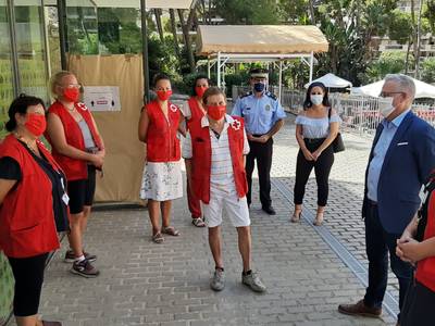 El Ayuntamiento de Salou y Cruz Roja inician la labor diurna de sensibilización COVID-19 en la calle, con una decena de personas voluntarias