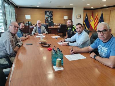 El Ayuntamiento de Salou y los sindicatos de la Policía Local firman un acuerdo para cubrir y reforzar el servicio