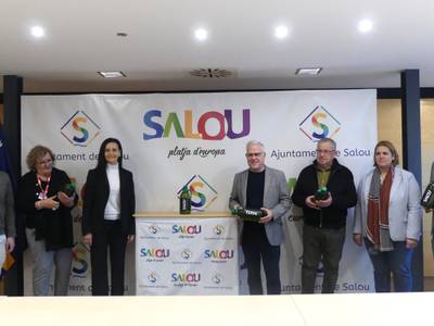 El Ayuntamiento entrega el aceite de Salou a Cáritas, Eluzai y Cruz Roja