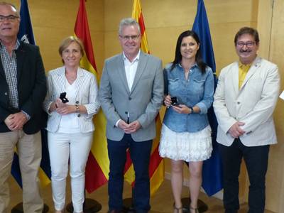 El Ayuntamiento entrega el pin de plata a 2 trabajadoras de Salou por sus 25 años de servicio